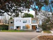 VENTA CASA 4 Dormitorios, con piscina, cochera y...