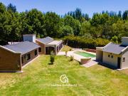 Venta Casa 4 Dormitorios con Piscina y Quincho Barrio...