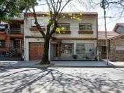 Venta casa 4 dormitorios en Versalles, con pileta