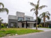 VENTA CASA 4 DORMITORIOS TRES BAÑOS Y DOS COCHERAS FUNES...