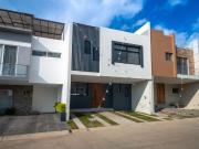 Venta casa 4 recámaras en Capital Norte Coto Pontevedra...