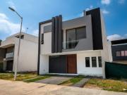 Venta casa 4 recámaras en valle imperial coto Castaño