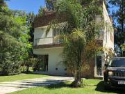 VENTA CASA 5 AMB. CON PILETA EN BARRIO PRIVADO