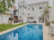 Venta casa 5 amb. Jardín. Pileta Quincho. Cocheras