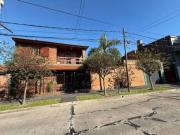 Venta Casa 5 ambientes 4 dormitorios garage 4 autos jardin