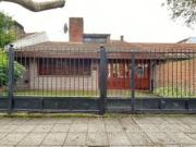Venta casa 5 ambientes c/ parque y quincho en Parque Luro
