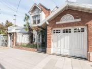 Venta casa 5 ambientes, cochera, gran parque