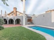 VENTA CASA 5 AMBIENTES CON COCHERA, JARDÍN Y PILETA EN...