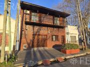 Venta casa 5 ambientes con cochera, patio con parrilla y...