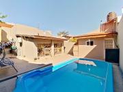 VENTA CASA 5 AMBIENTES CON COCHERA, PATIO Y PILETA