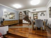 VENTA CASA 5 AMBIENTES CON COCHERA PERMUTA