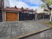 Venta casa 5 ambientes con cochera y jardín en Wilde