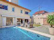 Venta casa 5 ambientes con jardin y piscina en Villa Bosch
