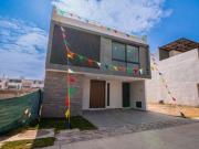 Venta casa 5 recámaras en Valle Imperial Zapopan coto cerezo