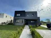 VENTA CASA 6 AMB. MODERNA CHATEAU PILAR C/PILETA