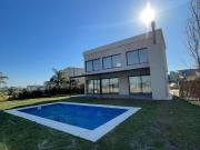 VENTA CASA 6 ambientes a la Laguna en Barrio San...