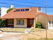 Venta casa 6 ambientes Bernal con cochera apto crédito