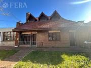 Venta casa 6 ambientes con cochera y piscina en Bernal Oeste