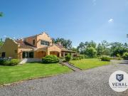 Venta Casa 6 ambientes, depen, Barrio Colonia De...