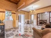 Venta casa 6 ambientes con cochera, patio y quincho en...