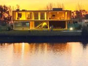 VENTA CASA 7 AMBIENTES, AREA 60. A LA LAGUNA