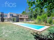 VENTA CASA A ESTRENAR DE TRES DORMITORIOS, CON JARDIN,...