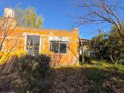 VENTA CASA A RECICLAR CON AMPLIO LOTE TANDIL