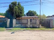 VENTA Casa a refaccionar con jardín y cochera Roldán