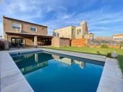 Venta Casa al frente 3 Dormitorios con cochera y pileta...