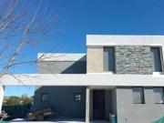 Venta casa al lago con 4 dormitorios mas dependencia en...