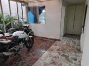 Venta casa bifamiliar amplia para remodelar, Los Colores...