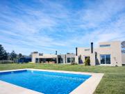 Venta casa categoría + 2 deptos B° Punto Claro