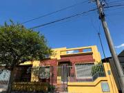 OPORTUNIDAD CASA CÉNTRICA CON PILETA, QUINCHO Y COCHERA...