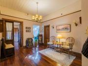 Venta casa Coghlan 5 ambientes antigua en esquina