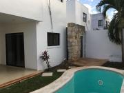 VENTA CASA CON ALBERCA EN PRIVADA COCOYOLES