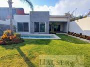 VENTA Casa con Alberca y jardín en Fraccionamiento Burgos