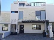 VENTA Casa con área de TV, 3 recámaras, roof garden,...