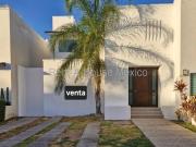 VENTA Casa con cuarto de servicio, área de TV, 3...