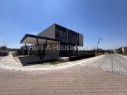 VENTA Casa con cuarto de servicio, estudio, 3 recámaras....