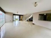 VENTA Casa con cuarto de servicio, sala de TV, 3...