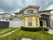 VENTA Casa con cuarto de servicio, sala de TV, 3...