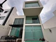 VENTA. Casa con cuarto de servicio, sala doble altura,...