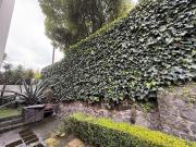 Venta casa con departamento rodeado de Jardin