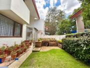 VENTA CASA CON JARDÍN EN LOMAS VERDES