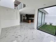 VENTA CASA CON JARDÍN Y RECÁMARA EN PB EN TRES MARÍAS...