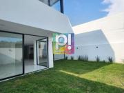 VENTA CASA CON JARDÍN Y RECÁMARA EN PB EN TRES MARÍAS...
