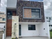 VENTA CASA CON JARDÍN Y TERRAZA LOMAS DE ANGELÓPOLIS II...
