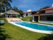 VENTA CASA CON MARAVILLOSO JARDÍN, BUNGALOW, PALAPA Y...