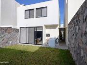VENTA Casa con pasillo lateral, 3 recamaras, amenidades....