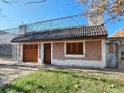VENTA CASA CON PATIO VERDE Y COCHERA PARQUE CASADO